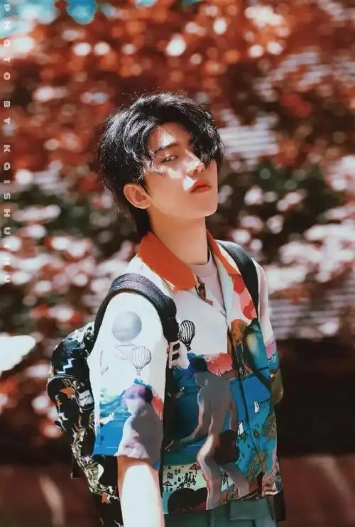 蔡徐坤深夜骑车大片#mv氛围感好强,蔡徐坤2021巡回演唱会就要开始啦