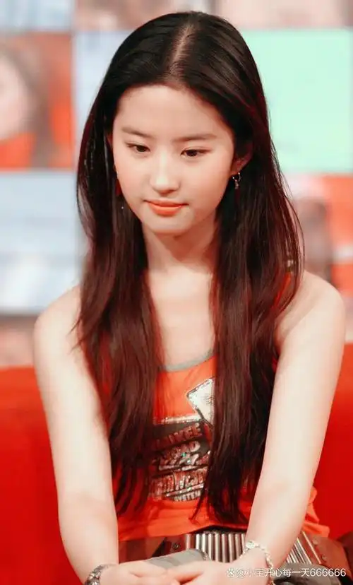 说起刘亦菲,很多人应该都非常熟悉,2003年凭借《天龙八部》中王语嫣一