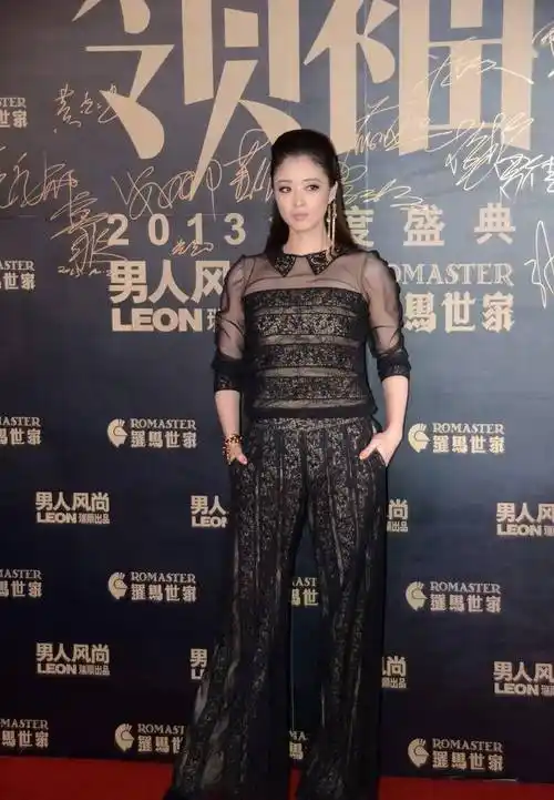 蒋欣骨架虽然宽,但穿透视装也挺美,薄纱配蕾丝美得高调又贵气_镂空