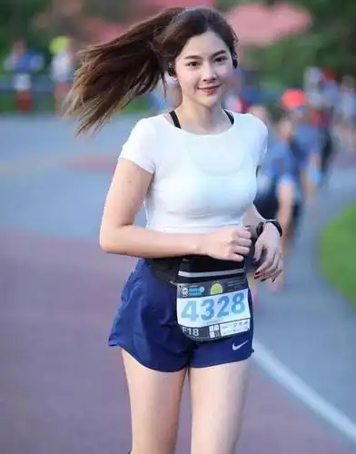 那些爱跑步的女生所散发的魅力真美