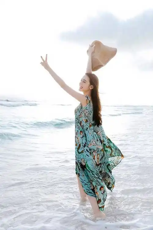 迪丽热巴海边旅行漫游写真少女氛围感满满