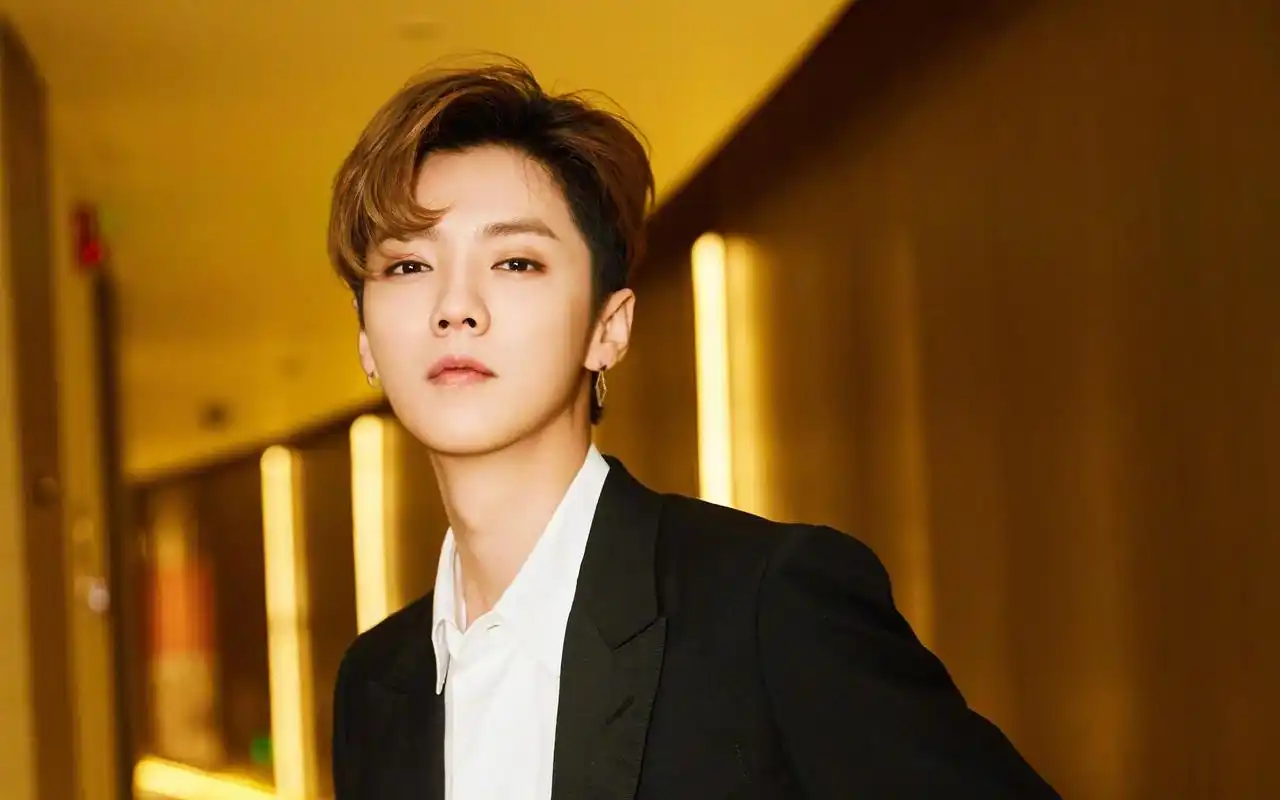 鹿晗帅气西装照