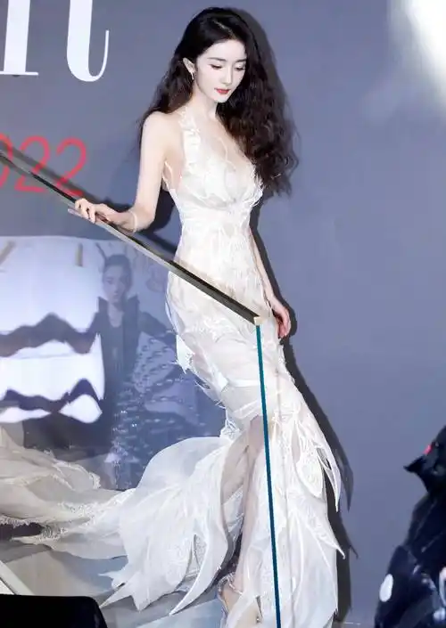 杨幂两天三套高定礼服,身材好到爆,完美回应"油腻大妈"嘲讽_穿着_白色