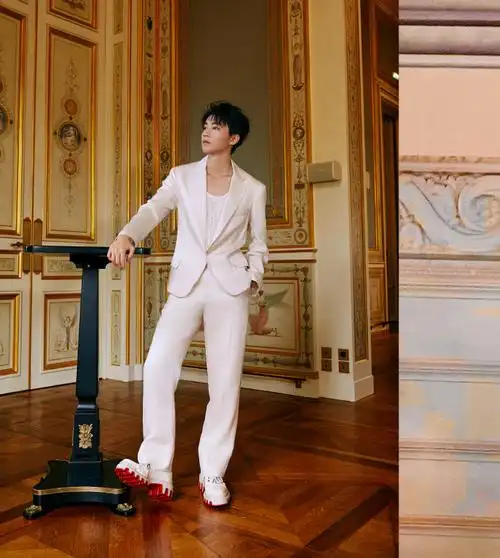 王俊凯金泳勋时装周看秀合照