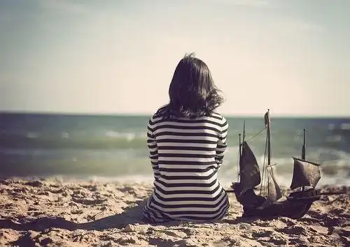 愿你身边的那个人,即便知你所有秉性,也能待你一如往昔.