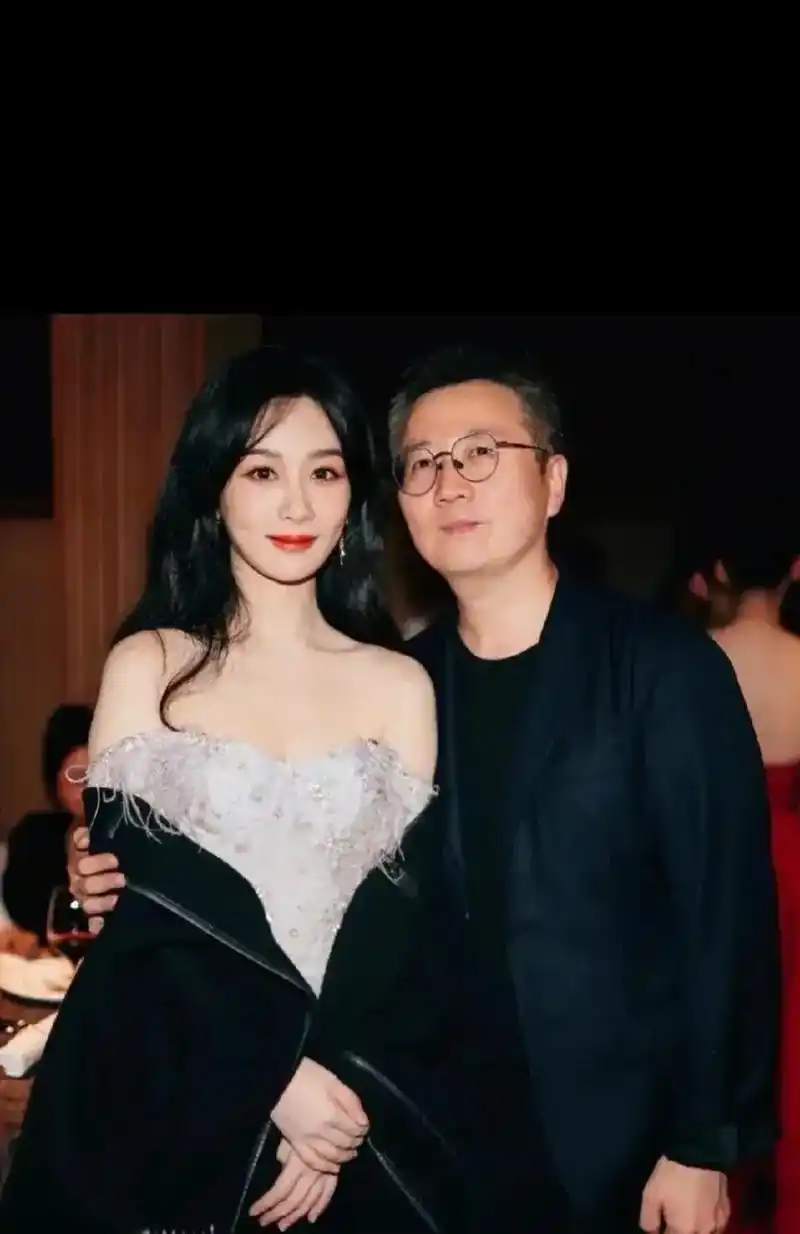 陈都灵没必要躲开资本大佬吧,其实搂着拍照不很正常吗?