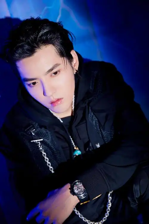 > 吴亦凡黑色系街头风写真图片(3/17)