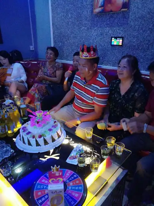 生日在ktv欢聚一堂