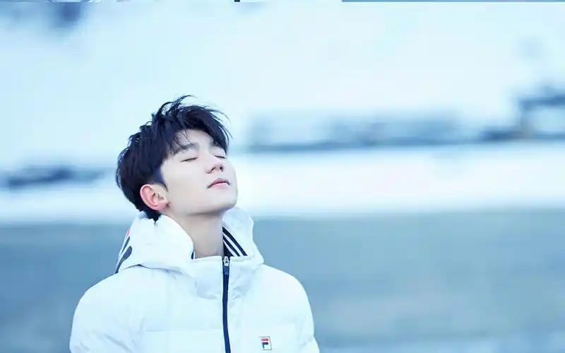 tfboys王源冬日户外帅气写真图片桌面壁纸