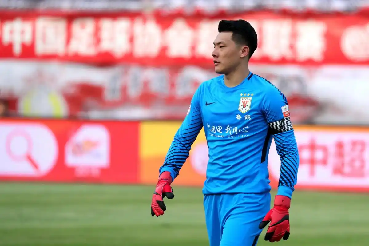 争议重现上半场鲁能丢球前疑被犯规将球王大雷与裁判理论