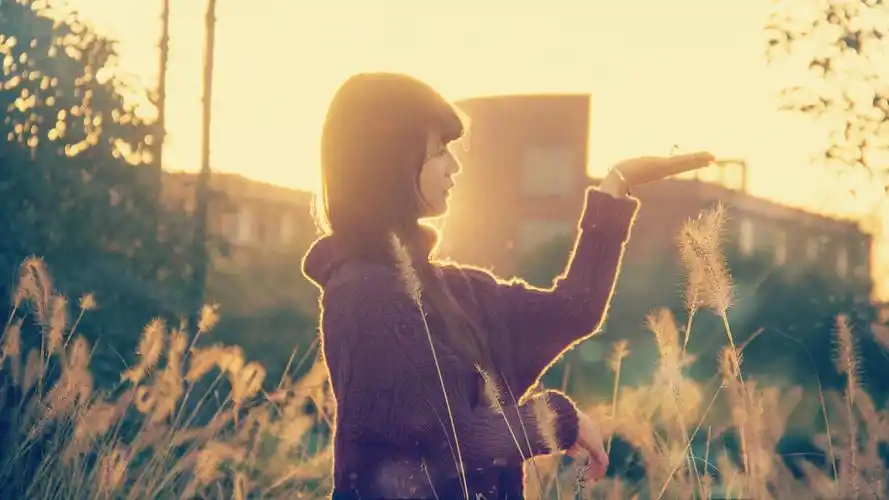 出镜:伍振湘 美术学院国画专业的安静女孩 有着一种淡淡忧伤的气质 在