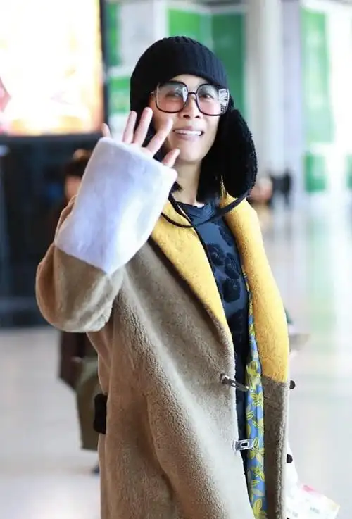 52岁那英素颜走机场,带"雷锋帽"太年轻,笑起来的时脸上真没肉