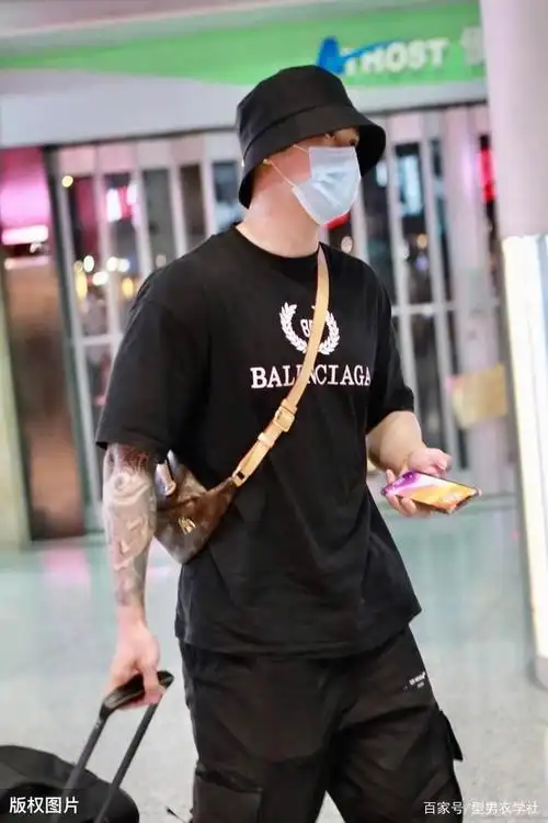 蒋劲夫一身黑穿搭现身,人显低调而轻熟,大面积手臂纹身倒挺抢镜