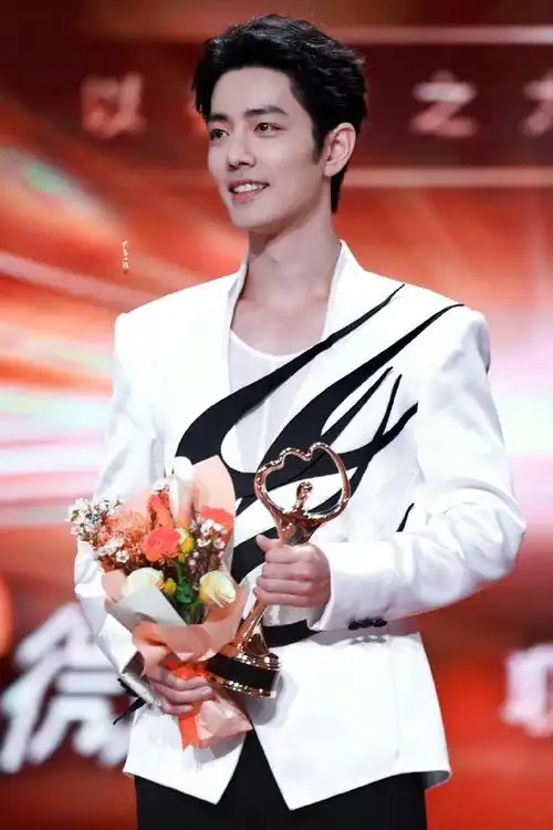 肖战白色西装好贵气#肖战微博之夜内场路透9615白色西装造型直接