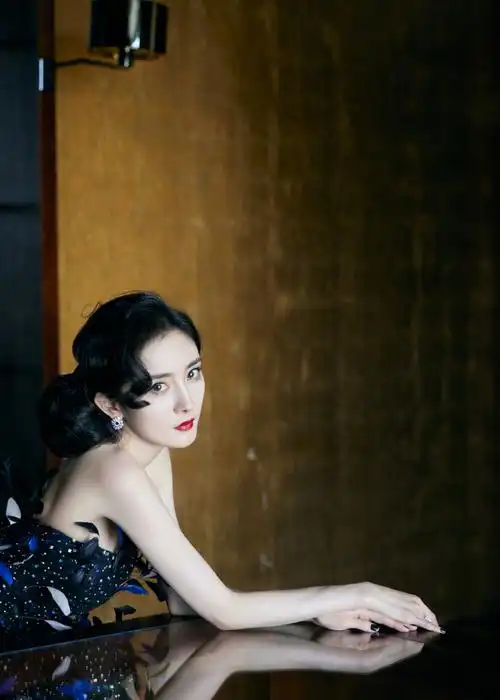 杨幂羽毛流光裙性感写真图片_杨幂时尚芭莎慈善夜性感图片_三千图片网