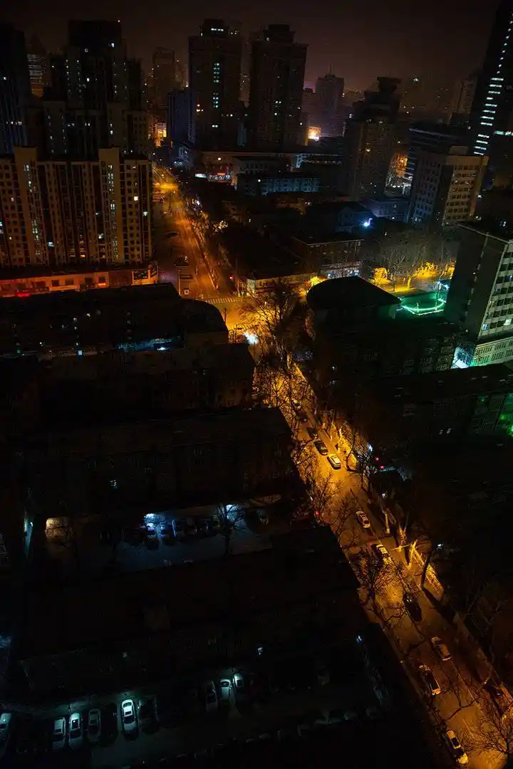 寂静夜晚的马路灯光秀