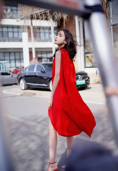 古力娜扎的红裙魅力:无袖挂脖连衣裙展现性感与优雅_红色_颜色_设计