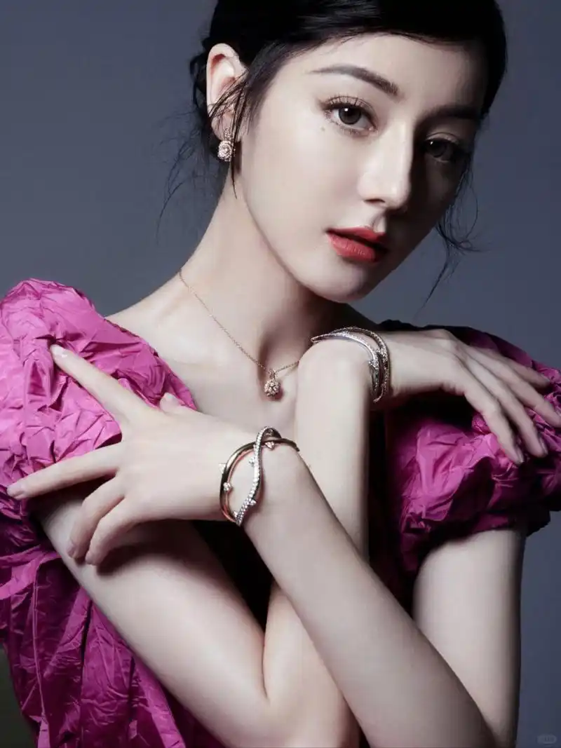 迪丽热巴"玫瑰庄园"神级照片,美的震撼直击心灵!