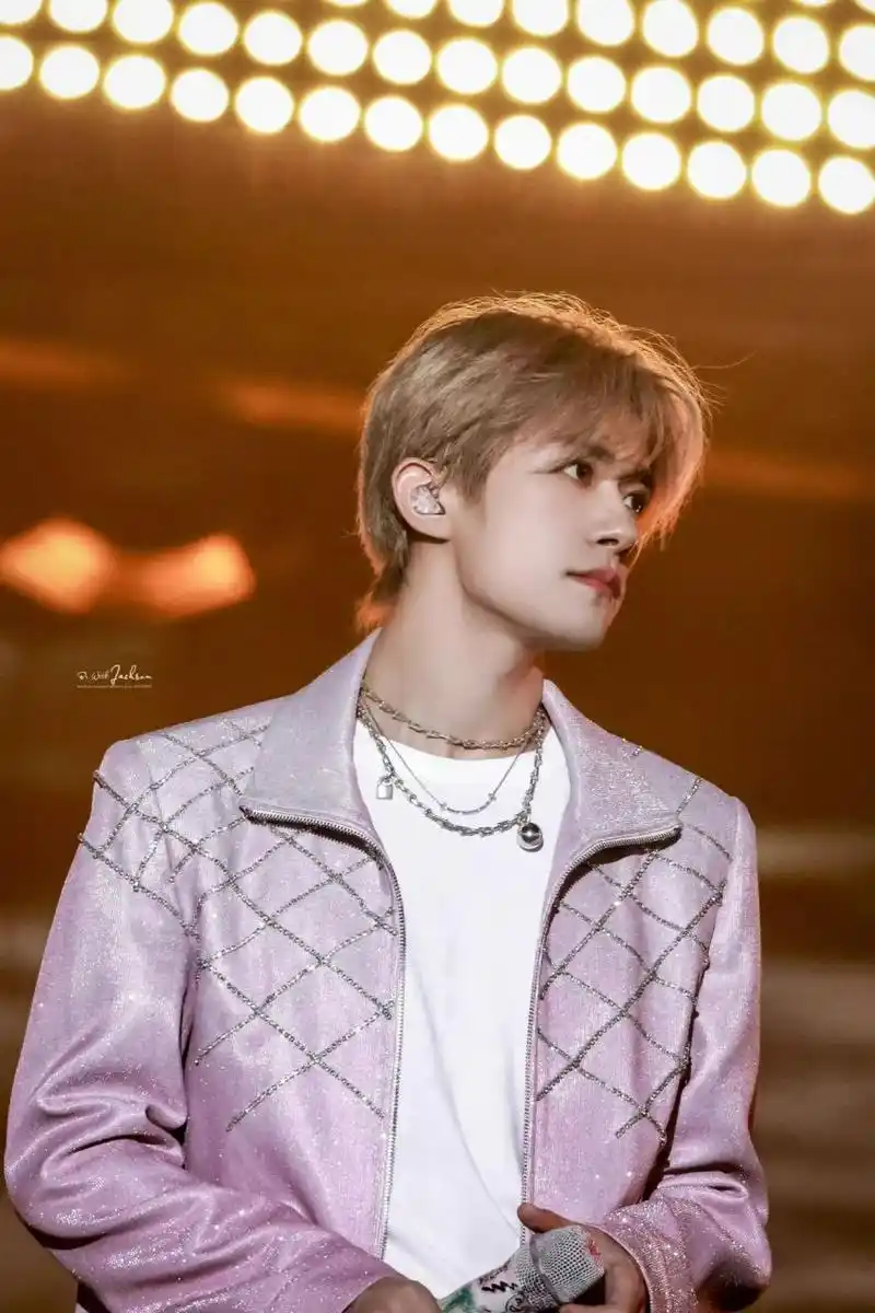 千玺这个金色的头发在光下真的就是小王子