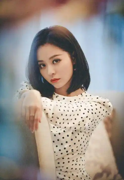 张靓颖夏季私服穿搭,白衬衫搭配牛仔裤简约大气,女神范十足_造型_衣服