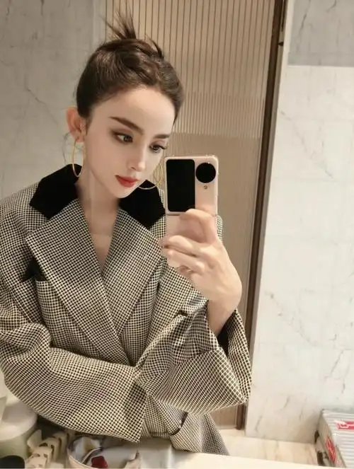 新晋红毯美神古力娜扎,私服穿搭时髦且精致,打造高级氛围感