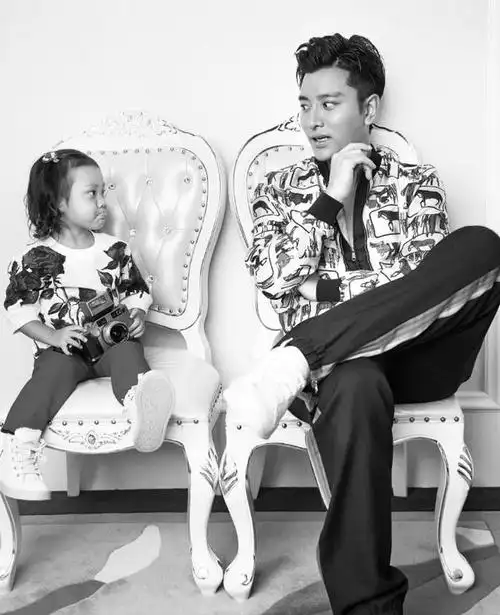 贾乃亮40岁生日甜馨送奖杯认证最好爸爸父女模样似复制粘贴