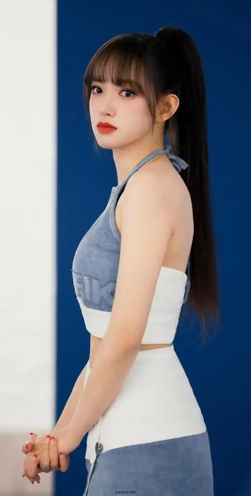 程潇空气刘海俏皮可爱写真