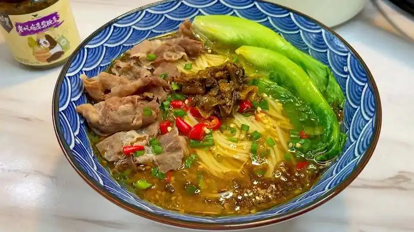 老坛酸菜牛肉面,做法简单,5分钟搞定,连吃三顿都不腻