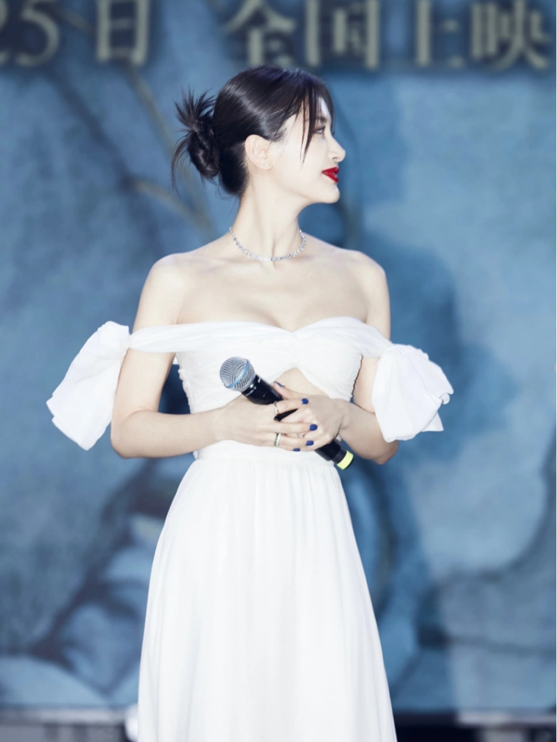 王子文穿白色礼服看着有1米7!一字领礼服配皇冠,肤白貌美气质好