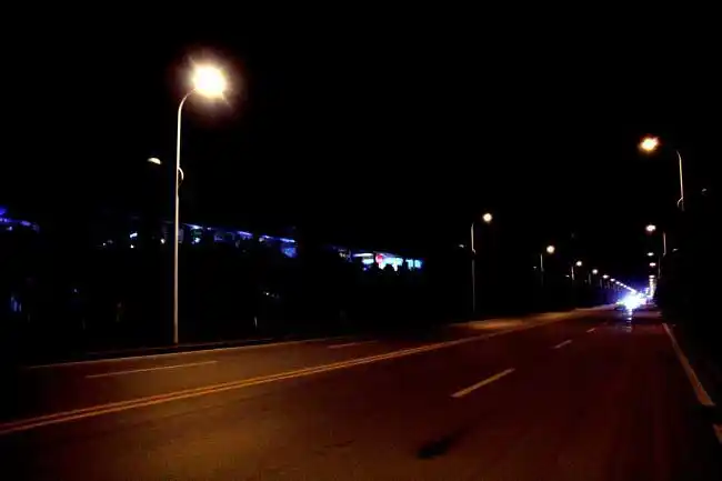 夜晚路灯伤感意境图片.天黑了,一盏一盏的路灯亮了!