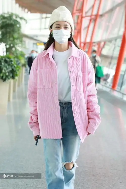 沈梦辰穿粉色少女感满满 带毛线帽温暖可人