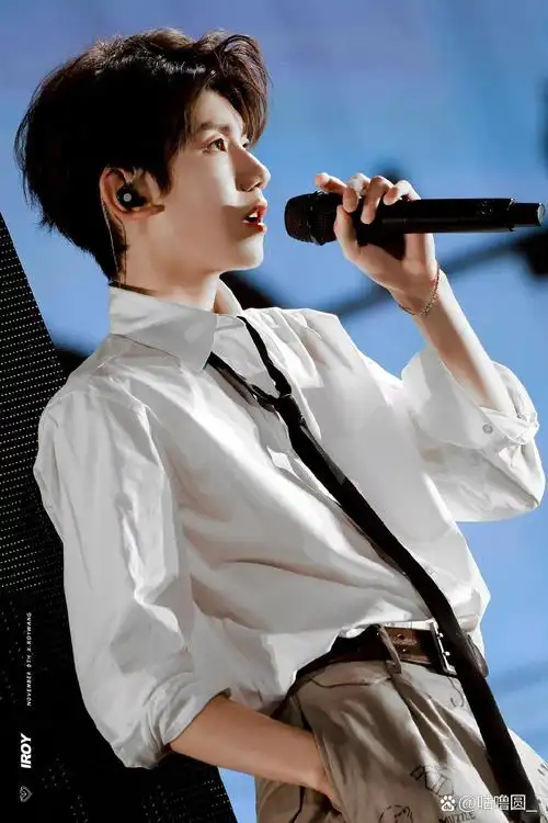 王源# 王源穿白衬衫了!