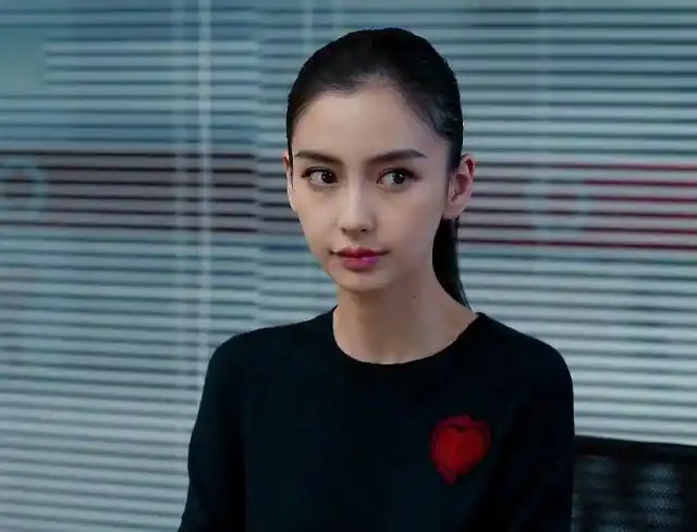 如"颖"随行,angelababy:9种表情各异的靓丽形象,令人心醉