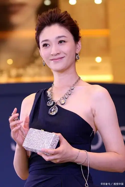 46岁李小冉晒美照,短发乌黑锃亮,秀出魔鬼般惹火的身材