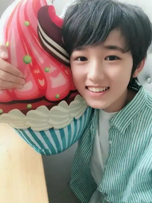 25的亚轩儿说:刚刚公司的工作人员发来了照片,我觉得有必要发出来