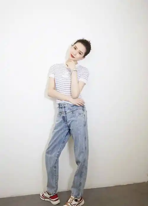"晴格格"王艳私下似路人,t恤配阔腿裤真随性,却显得有些憔悴_牛仔裤