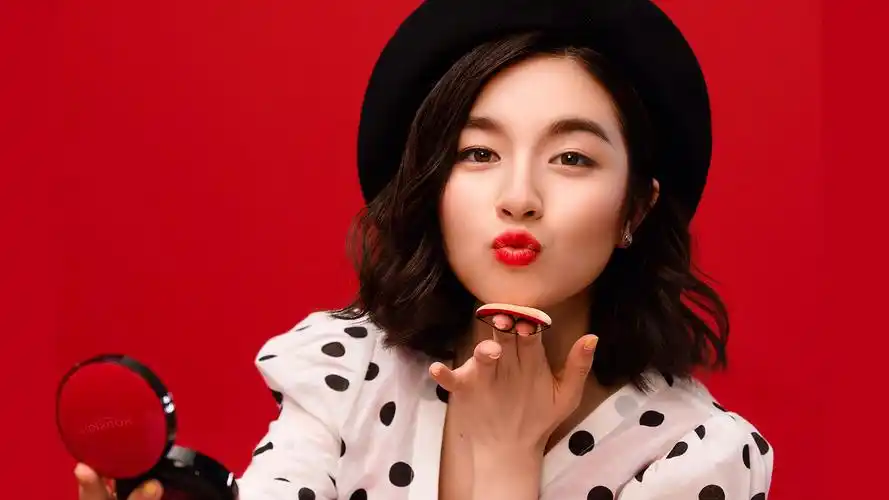 可爱调皮美女演员李兰迪桌面壁纸