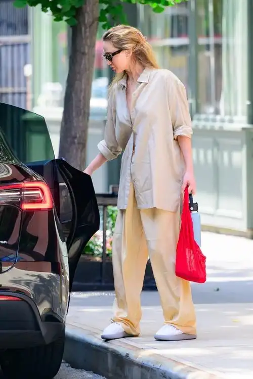 jennifer lawrence休闲衬衫造型纽约街拍  2024-7-9