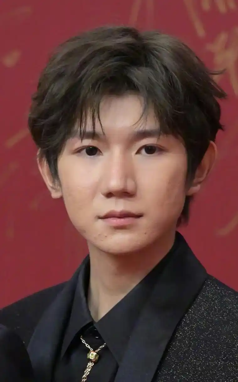 王源活动生图,脸上的痘痘好真实#王源