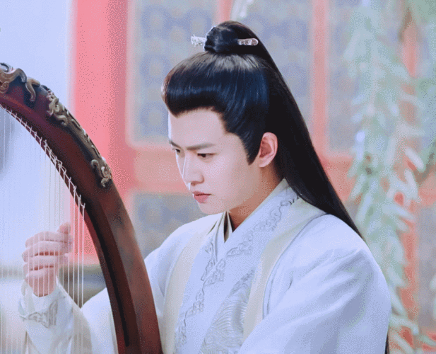 英年早婚的任嘉伦据说家教很严