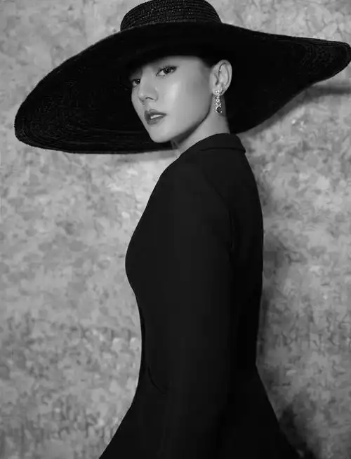 迪丽热巴经典黑色西装搭配纱裙优雅写真,灵动优雅,明艳动人!