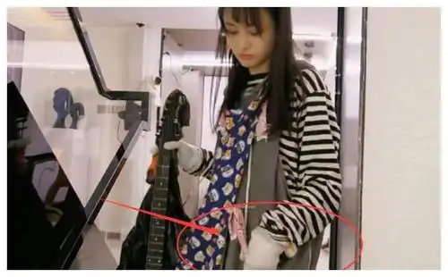 郑爽洁癖多严重?打扫卫生戴一个手套就够了,数清她戴几双,懵了