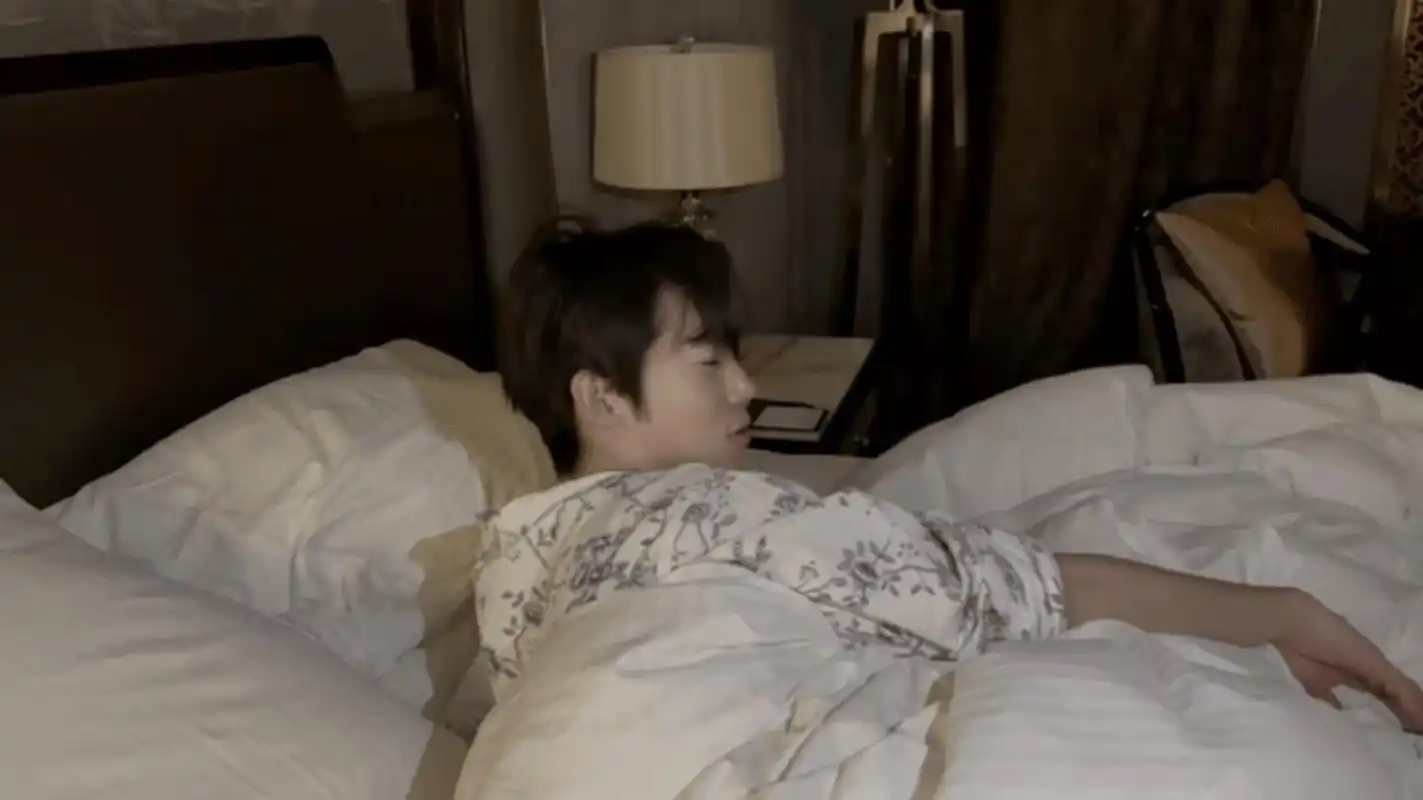 想到几个猛男站在床前排成排喊"发发起床啦"忍不住爆笑.