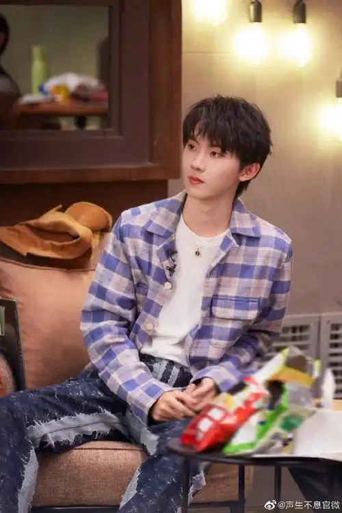 格子衫造型#马嘉祺《声生不息宝岛季》最新花絮照来啦紫色格纹衬衫好