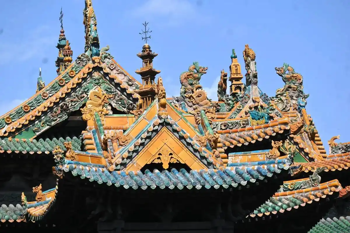 山西介休古建筑的琉璃华彩.璀璨了千年的介休琉璃."中国琉璃看 - 抖音