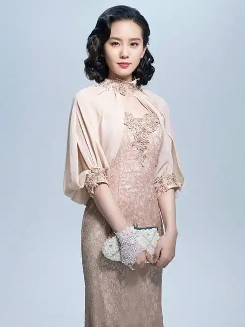 刘诗诗的旗袍装不得不说诗诗的气质真的很符合民国戏很优雅的感觉和她