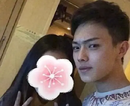 许凯大学时期堪称校草,网友扒出"小学照",说颜值巅峰都不过分