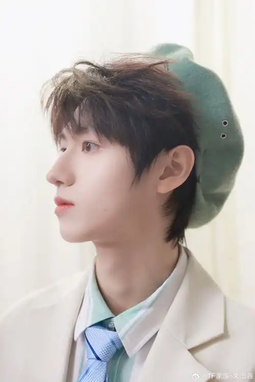 朱志鑫白色西装##朱志鑫手上的星星