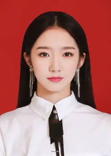 (图源水印)哈哈哈我说是孟美岐 他说噢噢我知道 这么好看拿起证件照问