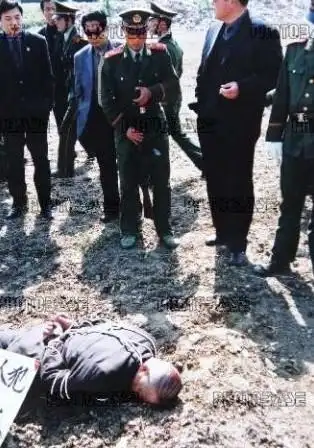 穿着蓝花条粗布裤子光着脚丫子上刑场去枪毙死刑犯图片(胆小不要看)